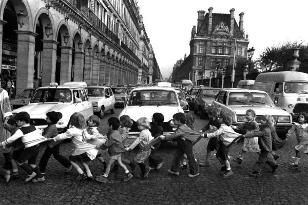 Robert Doisneau: the Poetic Approach to Street Photography - Exibart Street