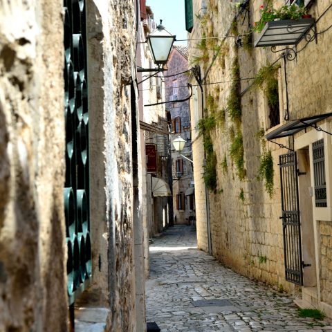 ”Narrow streets of cobble-stone”