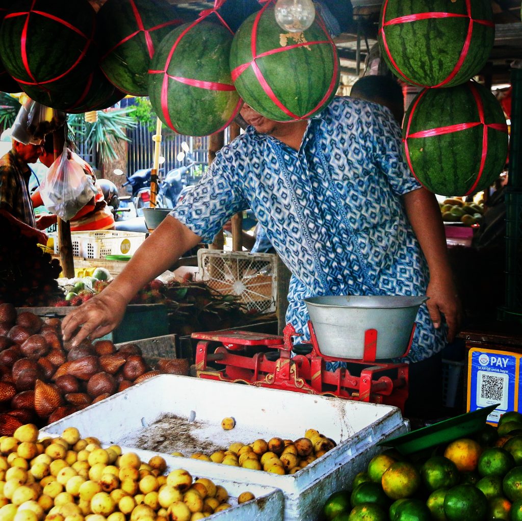 Aktivitas penjual  buah  Exibart Street