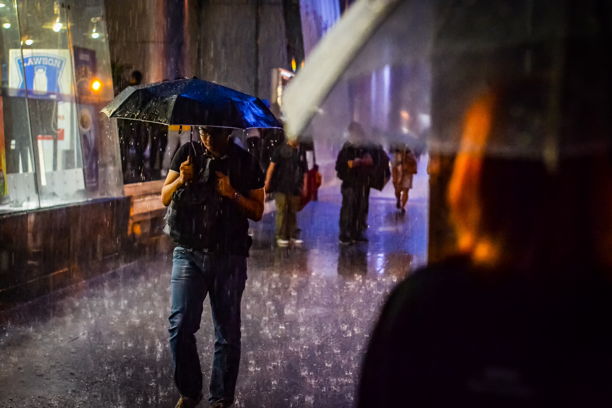 Going to work on a rainy day. - Exibart Street