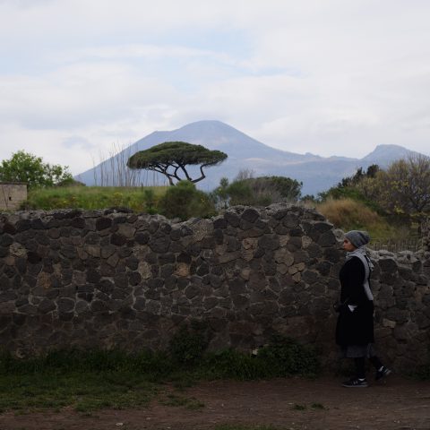 “E oggi come fosse un teatrino”