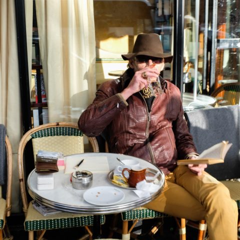 Jambes croisées, littéraire au Café de flore