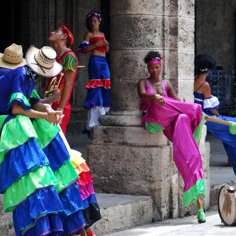 havana street – a moment of pause for the dancers