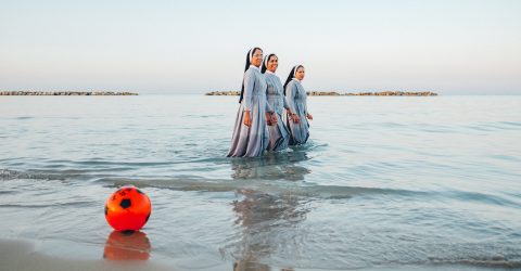 Sisters, sand, sea, sun and supertele