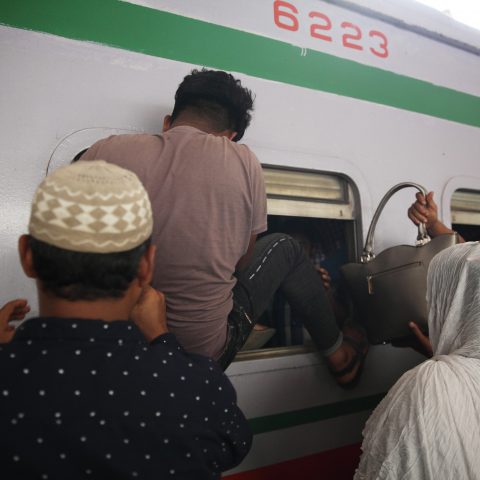 Passengers riding trains through the window for challenging journey-01