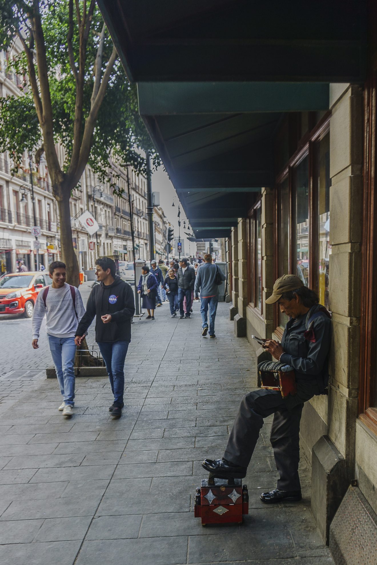 shoe-shiner-exibart-street