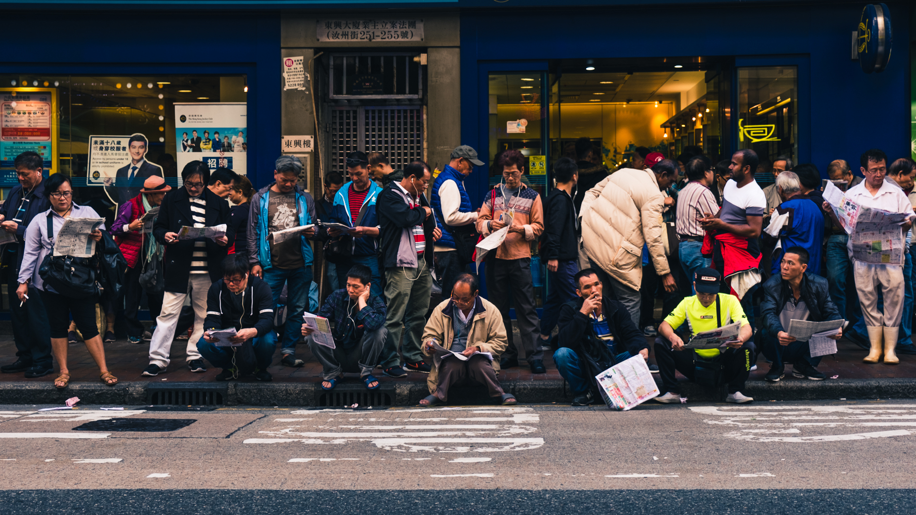 the-crowded-scene-exibart-street