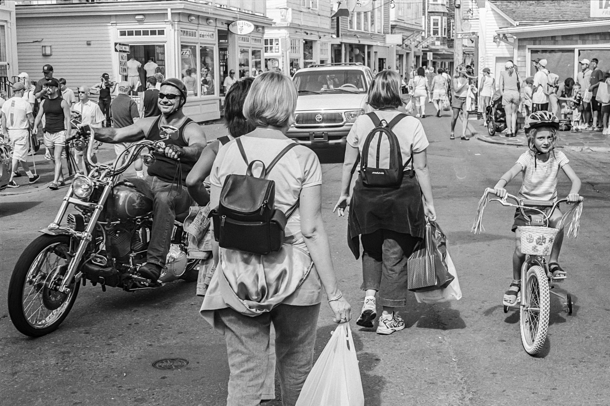 biker-gang-exibart-street